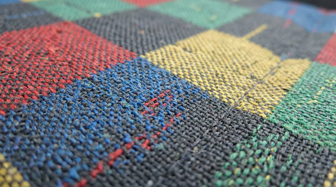 Gros plan sur le motif de tissu Joker authentique des sièges de la Golf Harlequin.