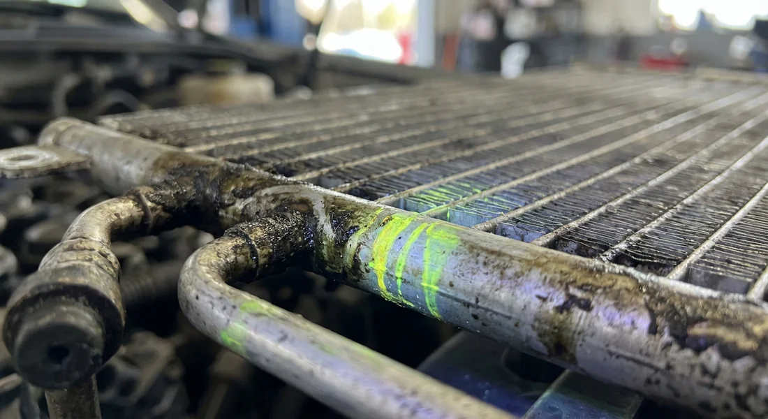 Détail d'une fuite de gaz réfrigérant sur un condenseur