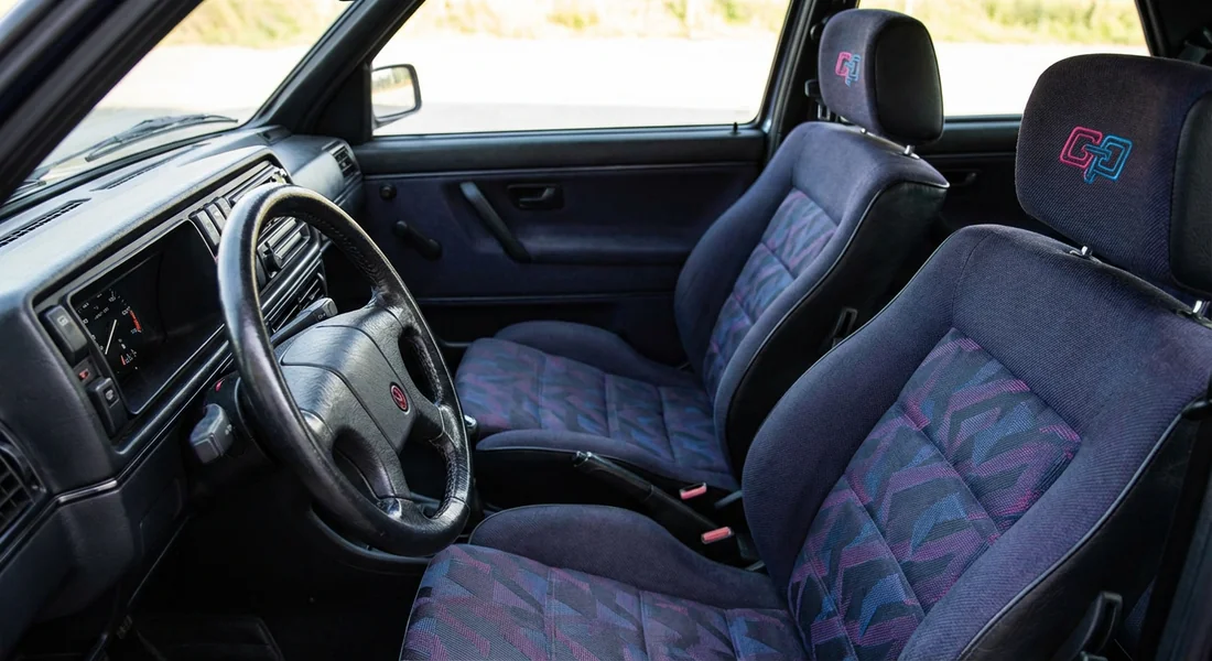 Intérieur spécifique d'une Volkswagen Golf 2 G60 édition Fire and Ice