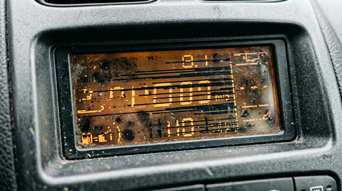 Écran LCD de Peugeot 206 avec des pixels morts et des problèmes d'affichage
