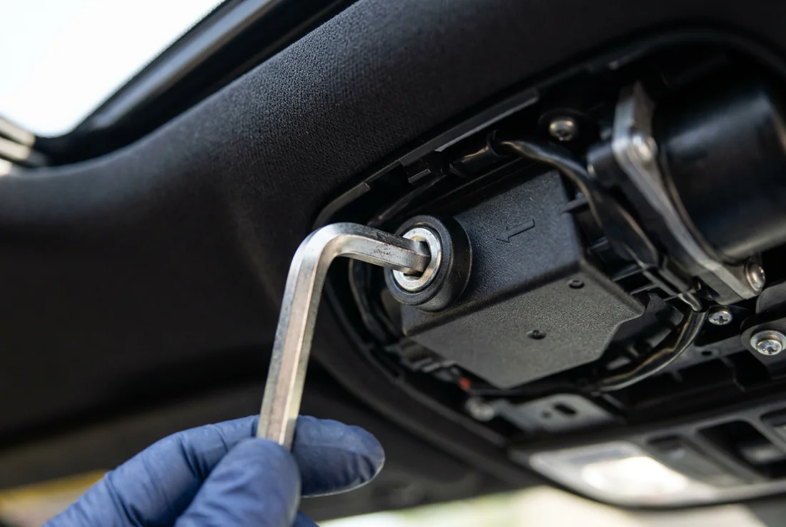 Retrait du cache en plastique au plafond pour accéder au moteur du toit ouvrant.