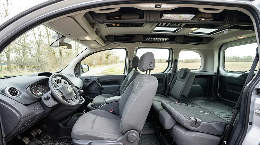 Vue intérieure de l'habitacle spacieux d'un Renault Kangoo 4x4.
