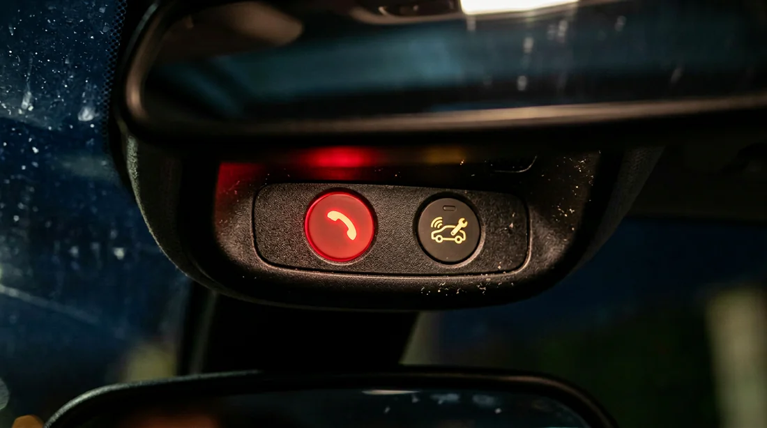 Boutons SOS et assistance situés au plafonnier d'une Peugeot