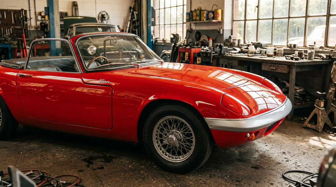 Lotus Elan rouge des années 60 dans un atelier de restauration automobile