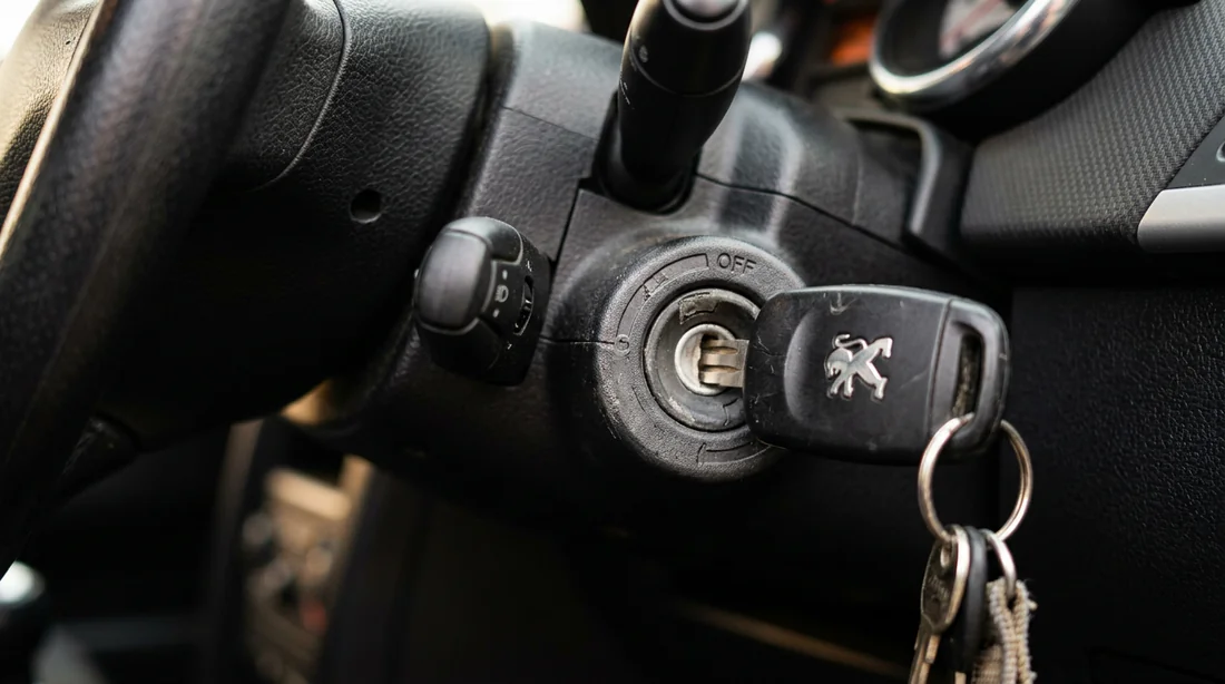 Insertion de la clé dans le neiman de la Peugeot 207 contact coupé